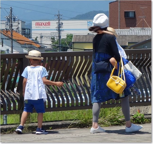 30橋を渡る親子