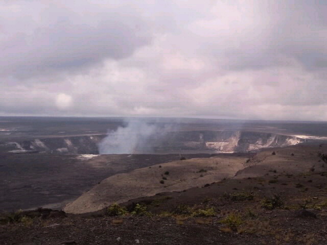 煙を吐くキラウエア2014