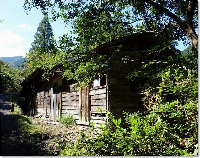 39小和田駅そばの廃屋