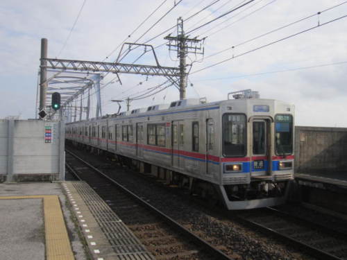 江戸川駅に進入する普通列車