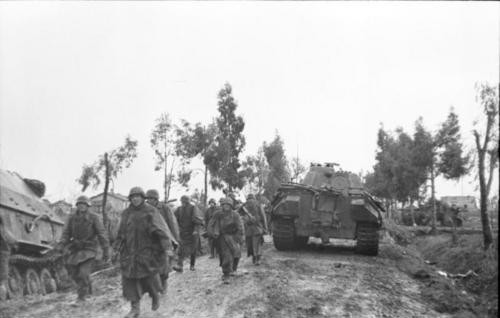 Bundesarchiv_Bild_101I-311-0940-33_2C_Italien_2C_Infanterie_auf_Stra_C3_9Fe_2C_Panzer_V__28Panther_29.jpg