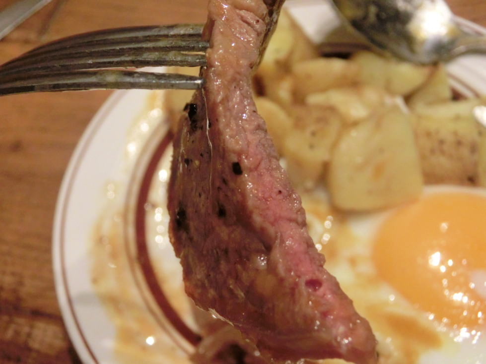 エッグスンティングス　ビーフステーキ 'n エッグス　肉アップ.jpg