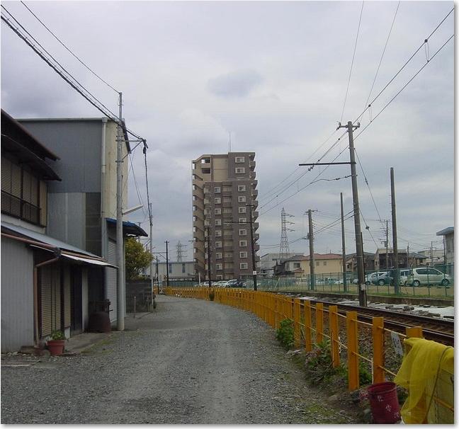 11線路沿いの未舗装路