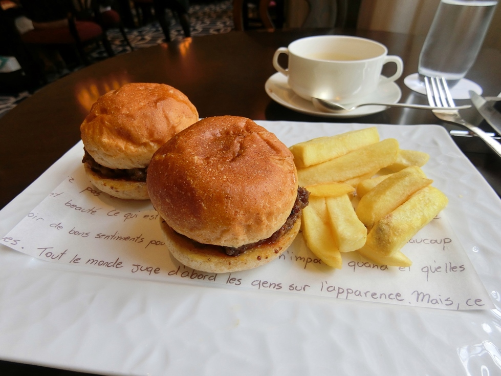 ロビーラウンジ　仙台牛ミニハンバーガーセット　ハンバーガー.JPG