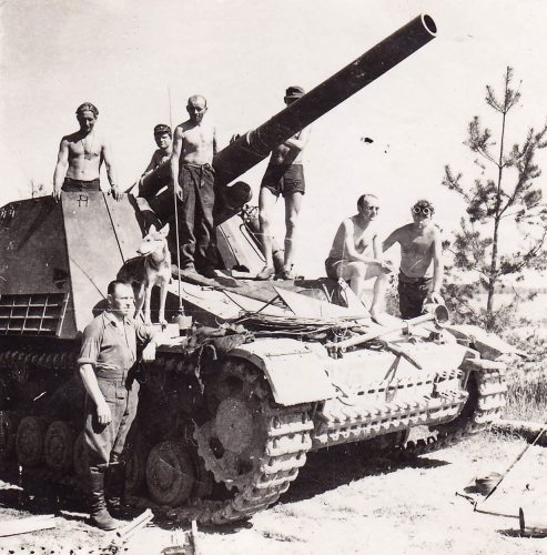 Hummel-12-Panzer-Division-1944-Kurland.jpg
