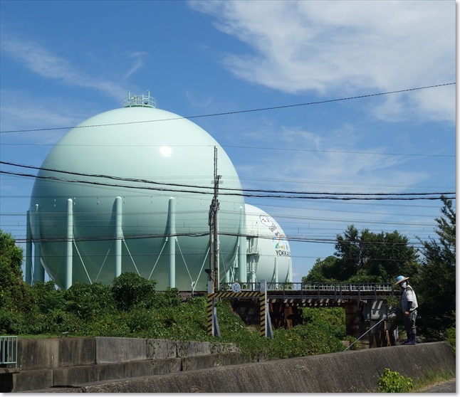 94ガスタンクと釣り人