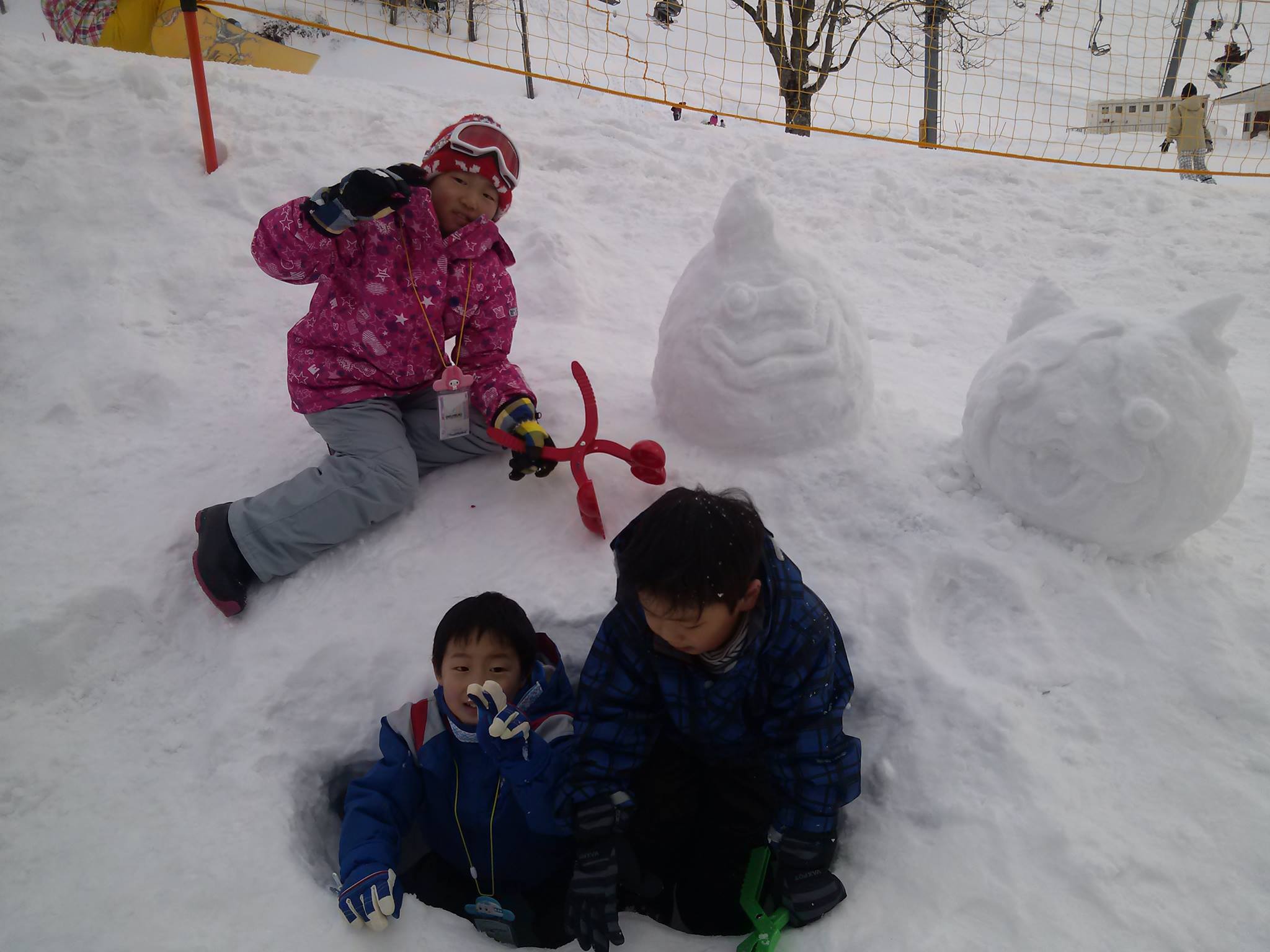 スキー場で芸術的な雪アート発見！！ジバニャンとウィスパー！
５時まで遊んで、筋肉痛です。そしてソリのしすぎで、お尻をすりむいてたので、お風呂でしみた～(T-T)大人が遊ぶ遊びじゃないってこと？！