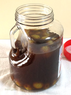 130814 黒糖梅酒 漬け始めて約２ヶ月半 かきまぜた後