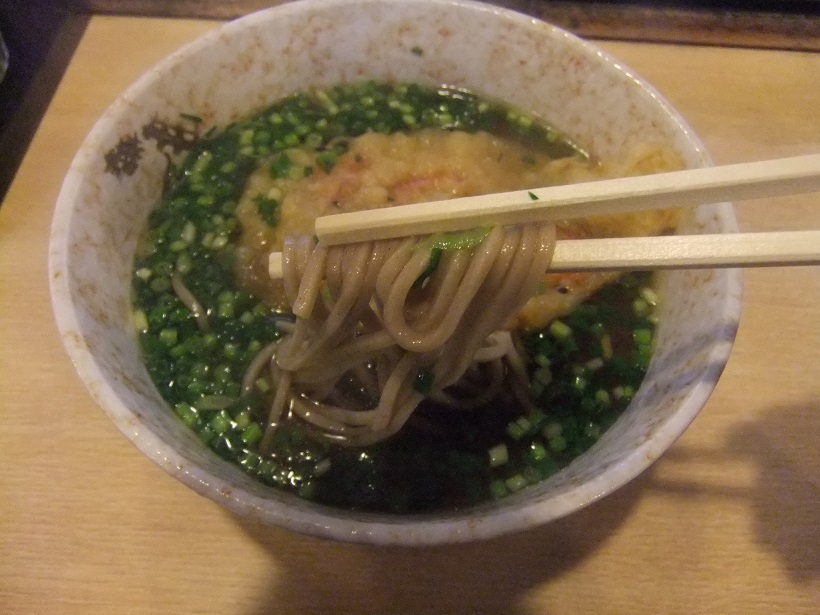 ２売店うどん＠ＪＲ広島駅在来線１番ホームの天ぷらそば20140109.JPG
