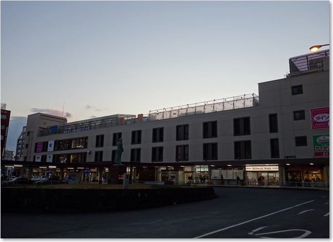 24夕暮れの津駅