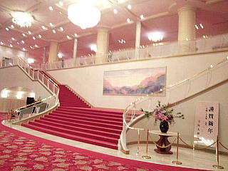 CAI_130107_0458宝塚歌劇大劇場内の大階段QVGA.JPG