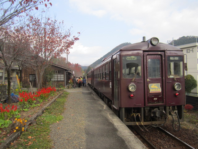 上神梅駅に停車中の列車