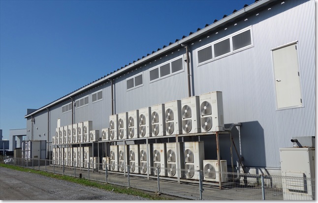 16並ぶ室外機と天使のドア