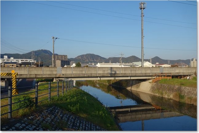20水路を渡る高山線