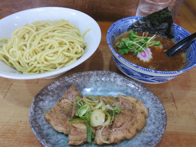 20121017_らー麺きん辛つけ麺の大盛り、焼豚web.JPG