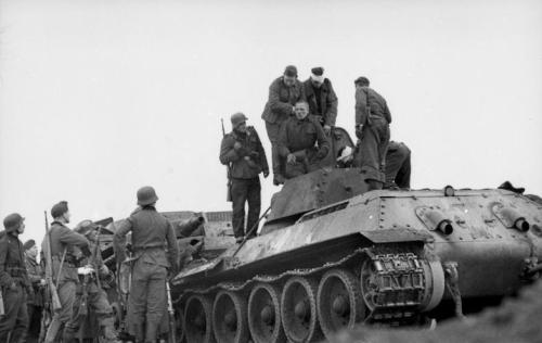 Bundesarchiv_Bild_101I-268-0169-09,_Russland,_Festnahme_russischer_Panzerbesatzung.jpg