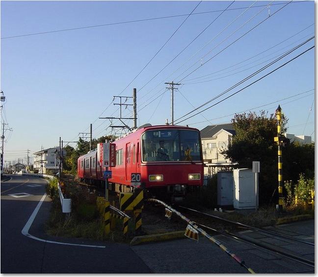 34踏切に電車.JPG