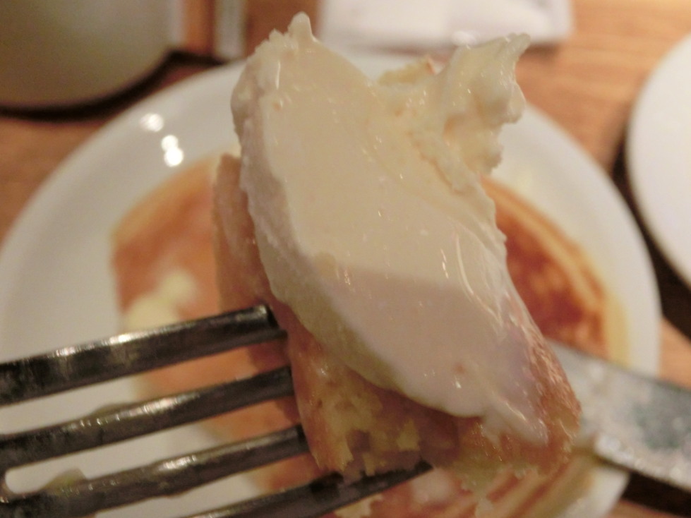 ｃｒｉｓｓｃｒｏｓｓ　クラッシックバターミルクパンケーキ　アップ／Ｗ　バニラアイス.jpg