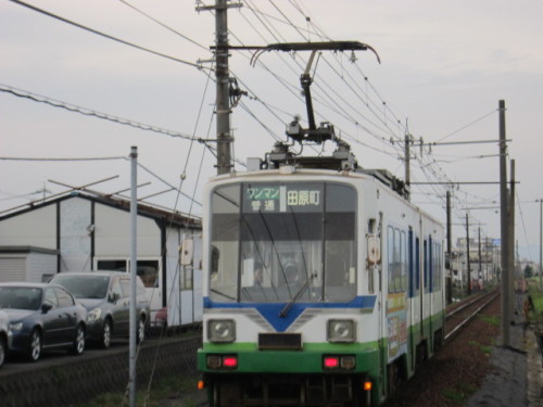 ハーモニーホールを出る列車