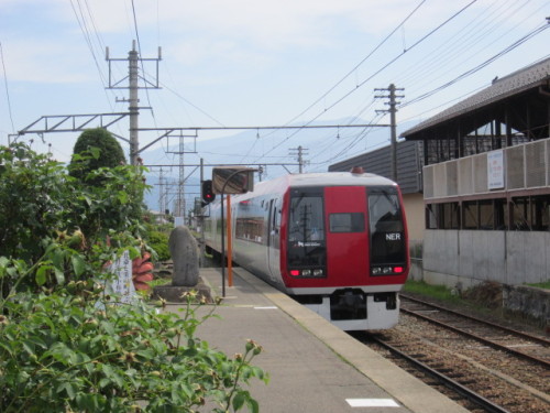 小布施駅を出発するスノーモンキー