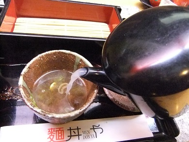 麺丼や＠近江町市場・金沢のそば湯20130702.JPG