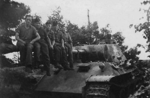 Panther_ausf_D_4th_Panzer_Regiment_crew.jpg