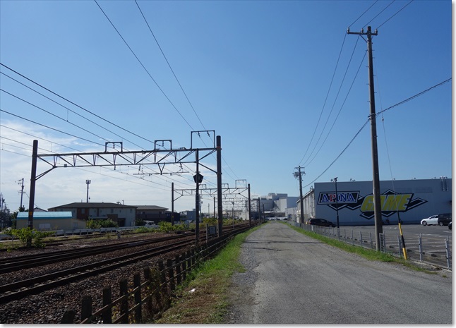 13線路沿いの未舗装路を行きます