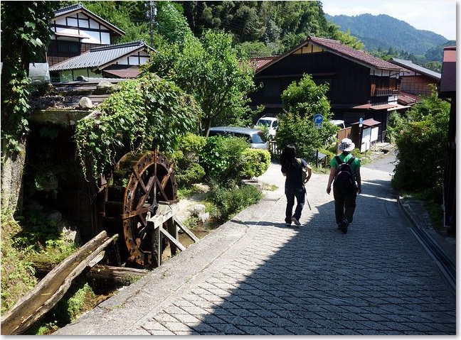 57水車のある道