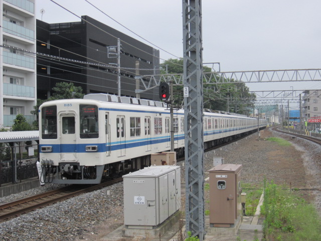 若葉駅を出る8000系