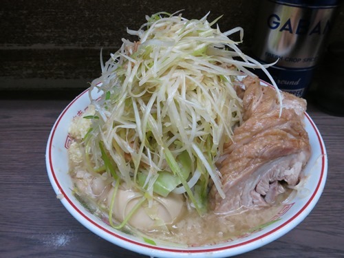 20140308_ラーメン二郎 横浜関内店_小ぶたに味つけ玉子にネギweb.JPG