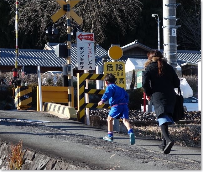 51駆け上る親子？R