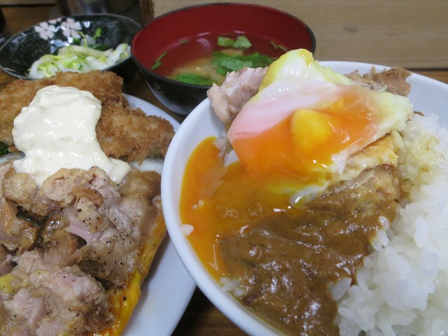 20150106_八千代_チャーシューエッグ定食ごはんカレー掛け卵黄割り.JPG