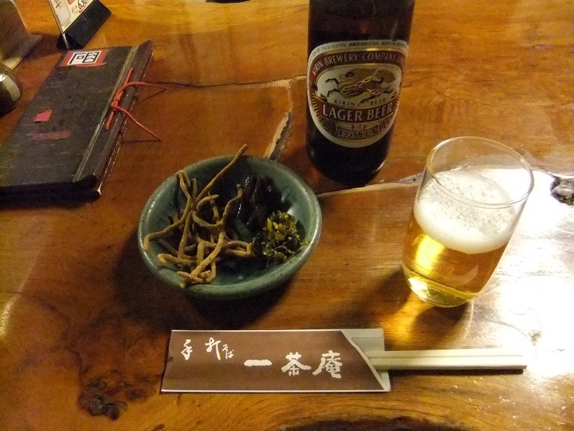 市川一茶庵＠本八幡でキリンラガービール630円20140517.JPG