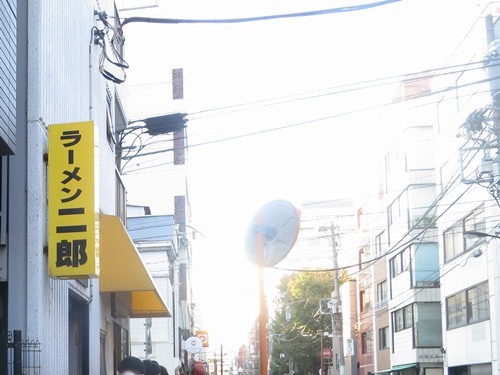 20141029_ラーメン二郎 神田神保町店外待ち.JPG