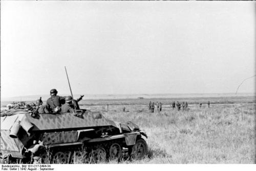 Bundesarchiv_Bild_101I-217-0494-34,_Russland-Süd,_Schützenpanzer.jpg