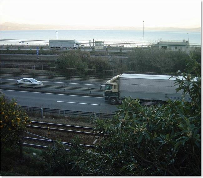 80右下は鉄道と道路×２