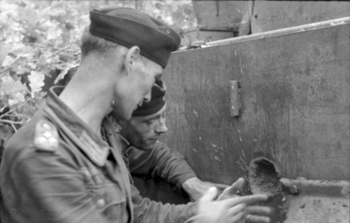 Bundesarchiv_Bild_101I-022-2935-25A_Russland_Treffer_an_Panzer_VI_Tiger_I.jpg