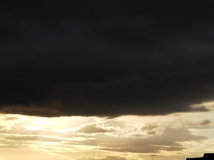 朝焼けに黒雲の壁2021.jpg
