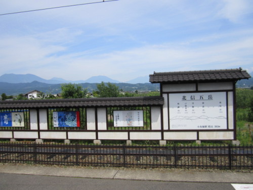 小布施駅から見える山々