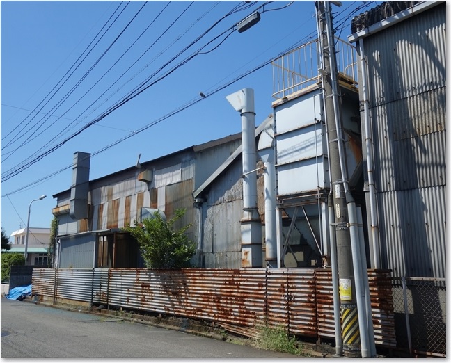 08右にはシャビーな工場