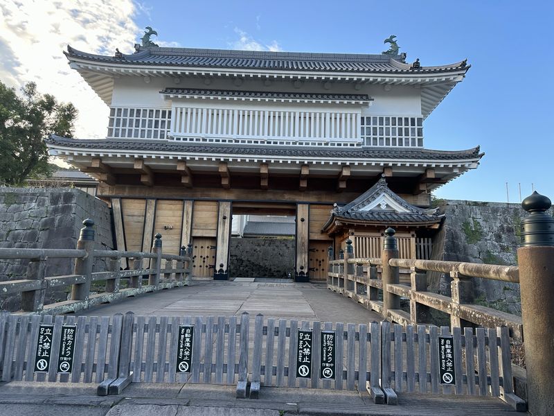 市内観光_04_鶴丸城跡門.jpg
