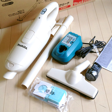 130702 掃除機（マキタの充電式クリーナー）届く - 本体一式