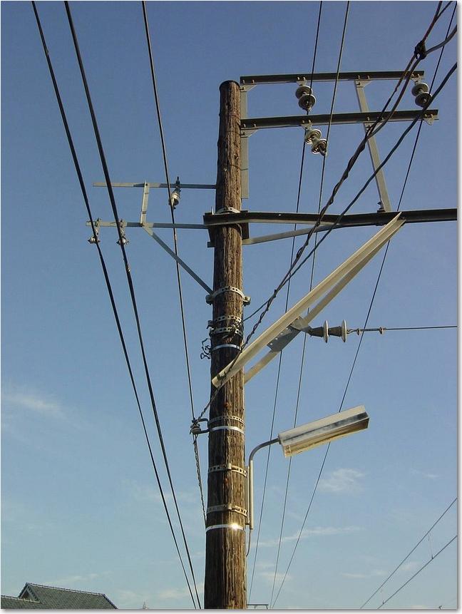 45木の架線柱.jpg