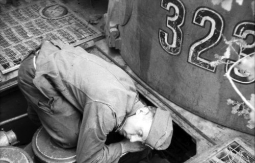 Bundesarchiv_Bild_101I-022-2936-22_Russland_Panzer_VI_Tiger_I_Wartung.jpg
