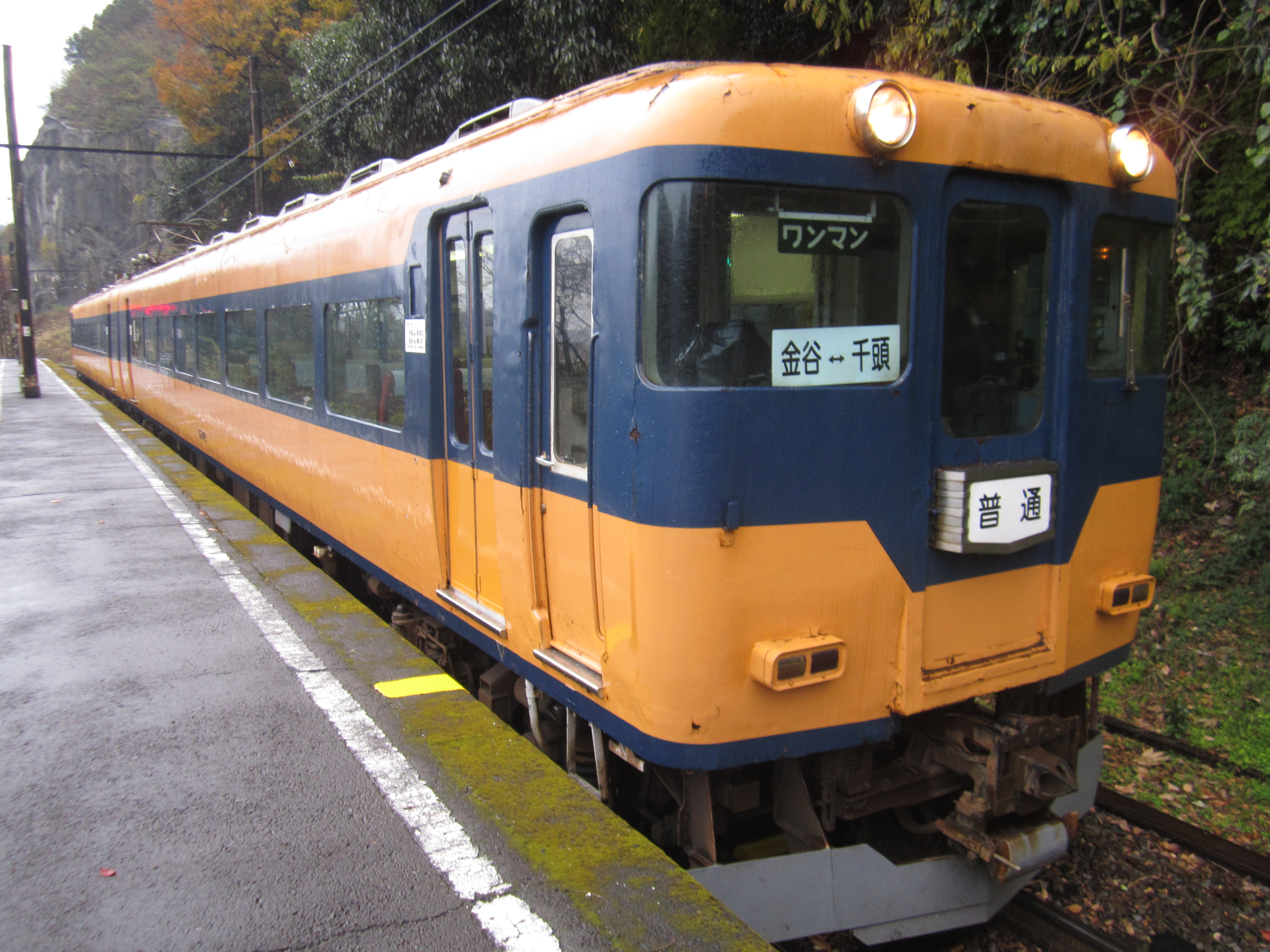 神尾駅に停車中の16000系