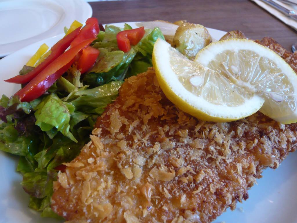 ドイツのトンカツ料理。<br />あつあつです。