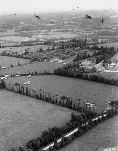 800px-US_glider_reinforcements_arrive_on_D-Day_1944.jpg