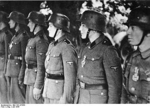 Bundesarchiv_Bild_183-J27050,_Panzergrenadiere_der_SS-Panzer-Division__Hitlerjugend_.jpg