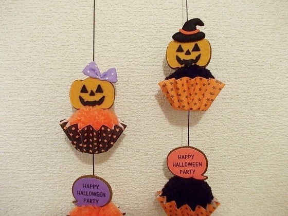 ポンポンカップケーキの縦型ガーランド