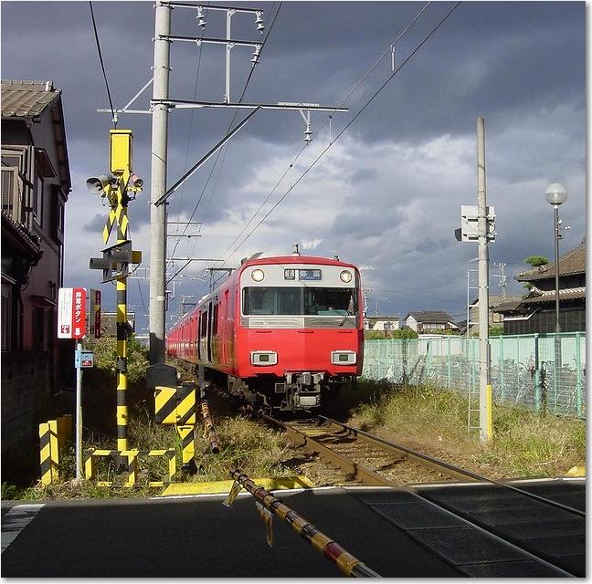 01踏切に電車.JPG